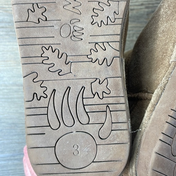 BearPaw Girls Emma Short Sheepskin Suede Sherpa Lined Boots, size Big Girls 3 - Picture 10 of 10